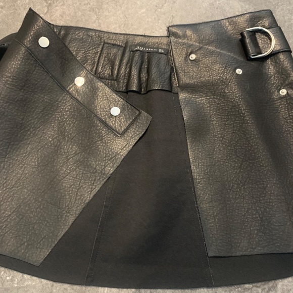 Zara, S belted, faux-leather, A-line, black, mini skirt. - Picture 7 of 10